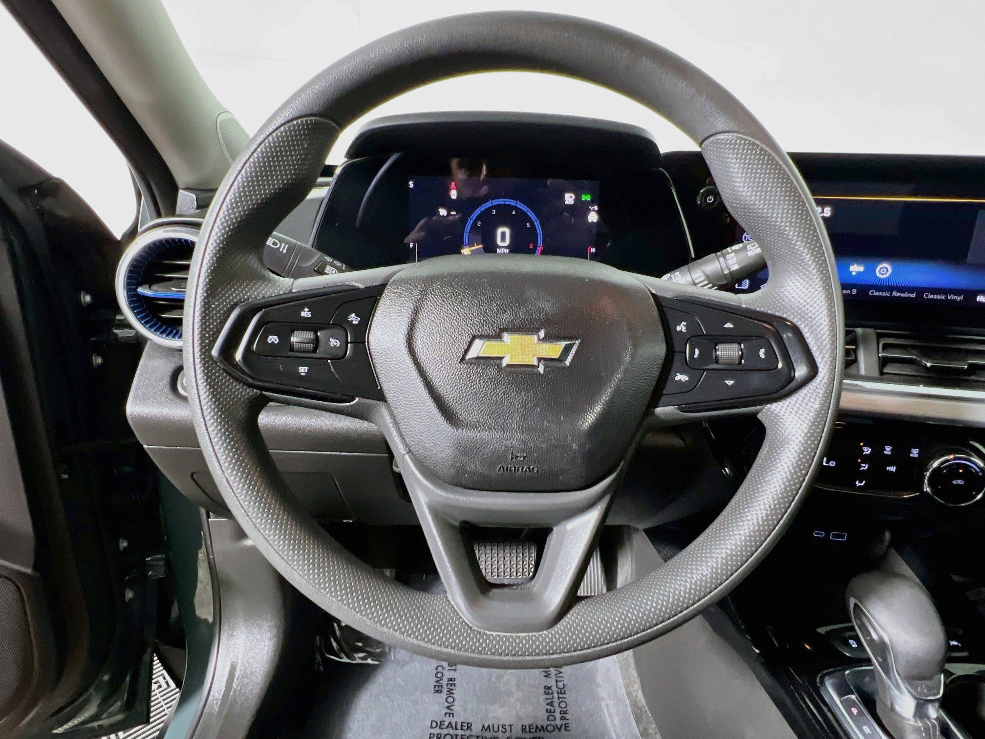 Used 2025 Chevrolet Trax LT FWD image 17