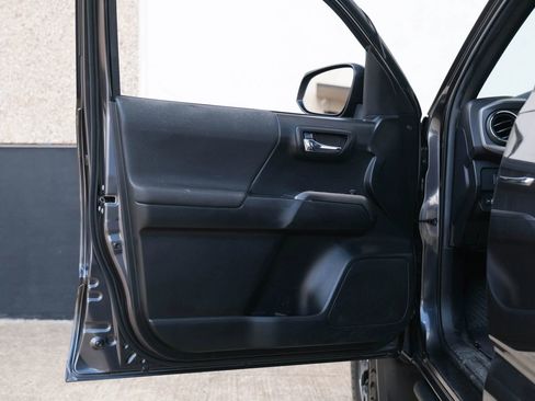 Used 2021 Toyota Tacoma TRD Off-Road image 17