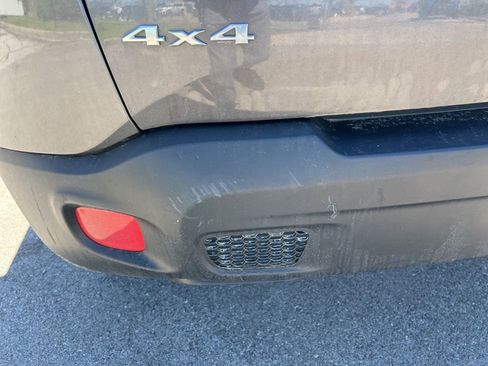 Used 2018 Jeep Renegade Latitude w/ Popular Equipment Group image 18