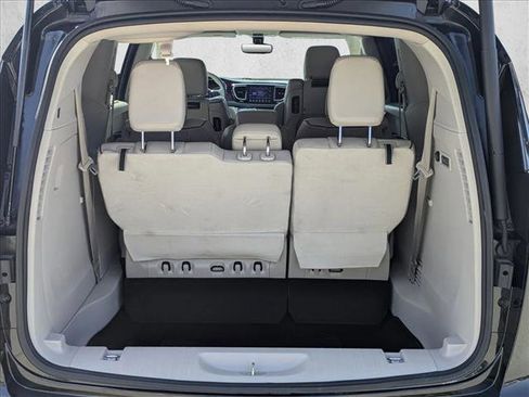 Used 2017 Chrysler Pacifica Limited w/ UConnect Theater Package image 6