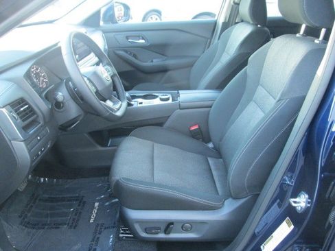 Used 2025 Nissan Rogue SV image 9