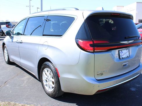 Used 2021 Chrysler Pacifica Touring-L FWD image 6