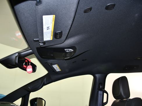 Used 2025 Chrysler Pacifica Select AWD/4WD image 39