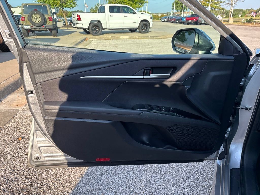 Used 2025 Toyota Camry LE FWD image 33