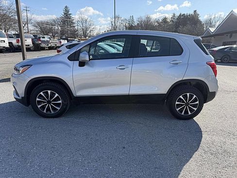 Used 2018 Chevrolet Trax LS image 2