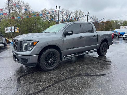 Used 2018 Nissan Titan SV w/ SV Convenience Package AWD/4WD image 6