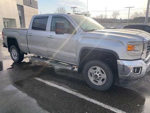 Used 2017 GMC Sierra 2500 SLE w/ SLE Preferred Package image 4