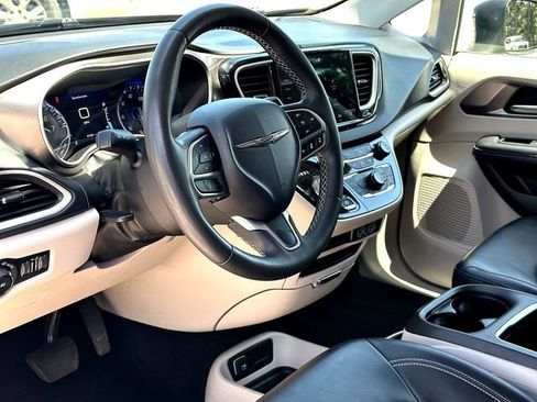 Used 2023 Chrysler Pacifica Touring-L FWD image 13