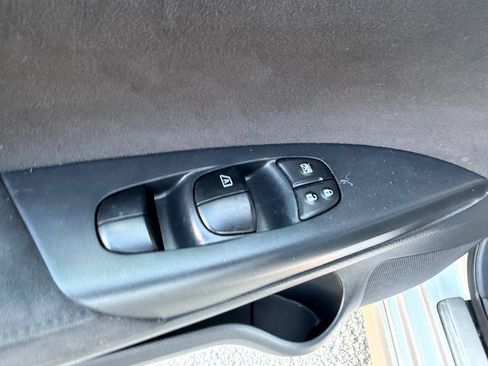 Used 2013 Nissan Sentra SR w/ Premium Pkg FWD image 19