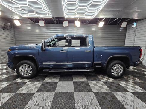 Used 2025 Chevrolet Silverado 2500 High Country w/ High Country Premium Package AWD/4WD image 9