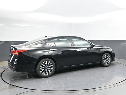Used 2025 Nissan Altima 2.5 SV FWD image 2
