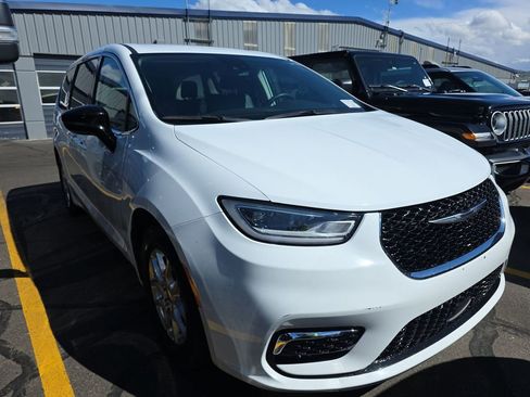 Used 2024 Chrysler Pacifica Touring-L FWD image 1