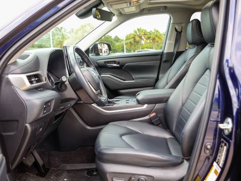 Used 2023 Toyota Highlander XLE FWD image 8