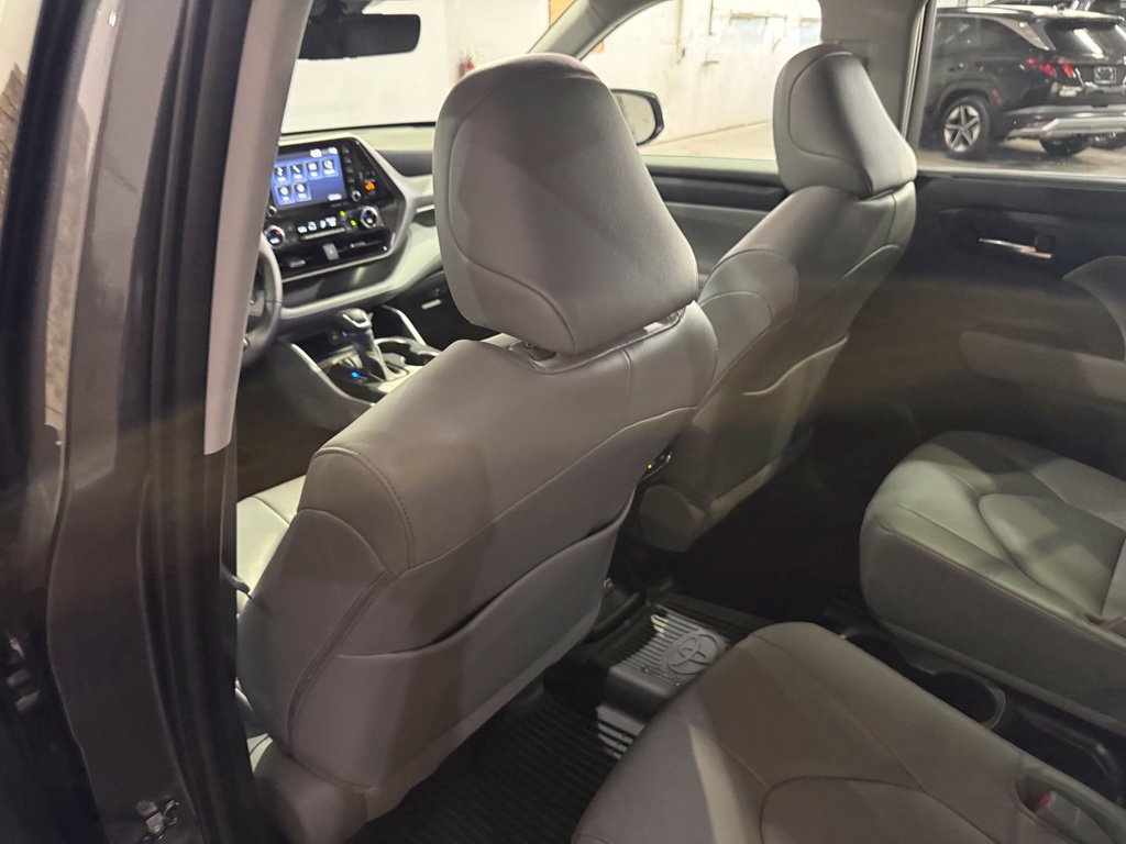 Used 2022 Toyota Highlander XLE AWD/4WD image 28