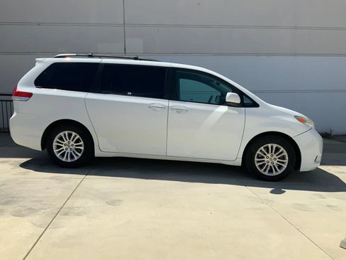 Used 2012 Toyota Sienna XLE w/ XLE Navigation Pkg FWD image 4