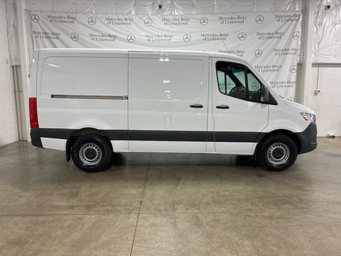 Used 2025 Mercedes-Benz Sprinter 2500 image 3