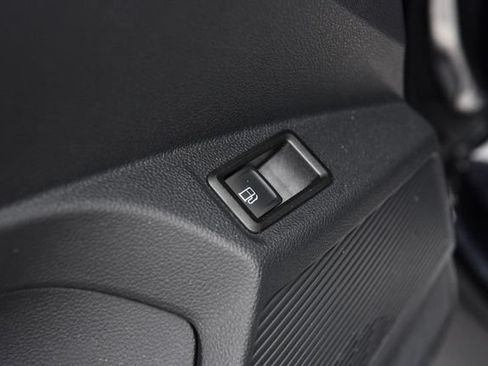 Used 2024 Volkswagen Taos SE w/ MDO Package FWD image 9