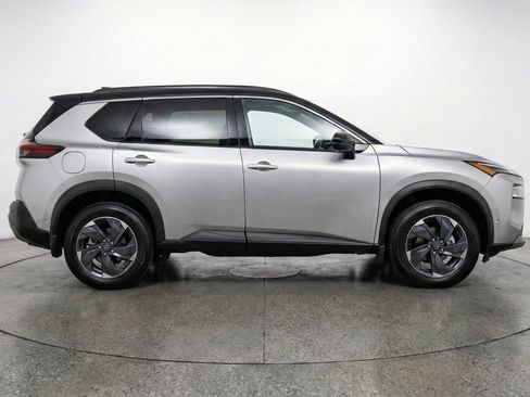Used 2025 Nissan Rogue SV FWD image 11
