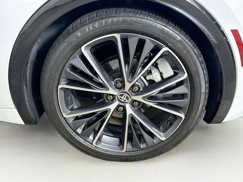 Used 2025 Toyota Prius XLE FWD image 11