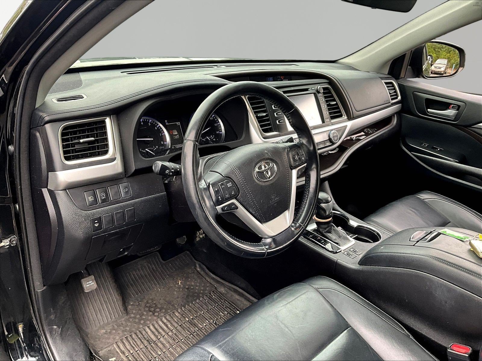 Used 2018 Toyota Highlander XLE AWD/4WD image 17
