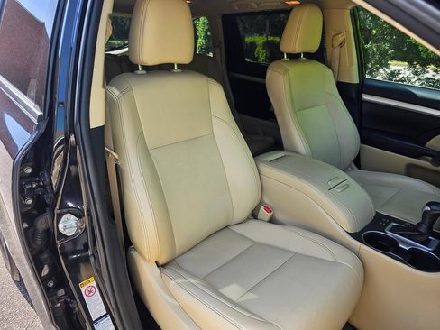 Used 2019 Toyota Highlander XLE AWD/4WD image 39