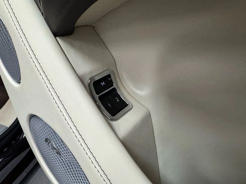 Used 2017 Bentley Bentayga image 31