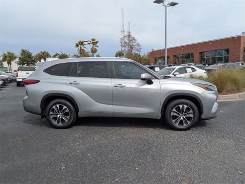 Certified 2023 Toyota Highlander XLE image 4