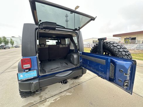 Used 2010 Jeep Wrangler Unlimited Rubicon w/ Dual Top Group AWD/4WD image 22