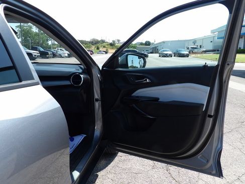 Used 2025 Chevrolet Trax LT FWD image 16