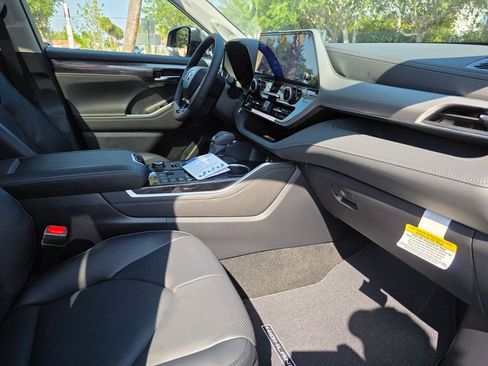New 2026 Toyota Highlander Platinum AWD/4WD image 13