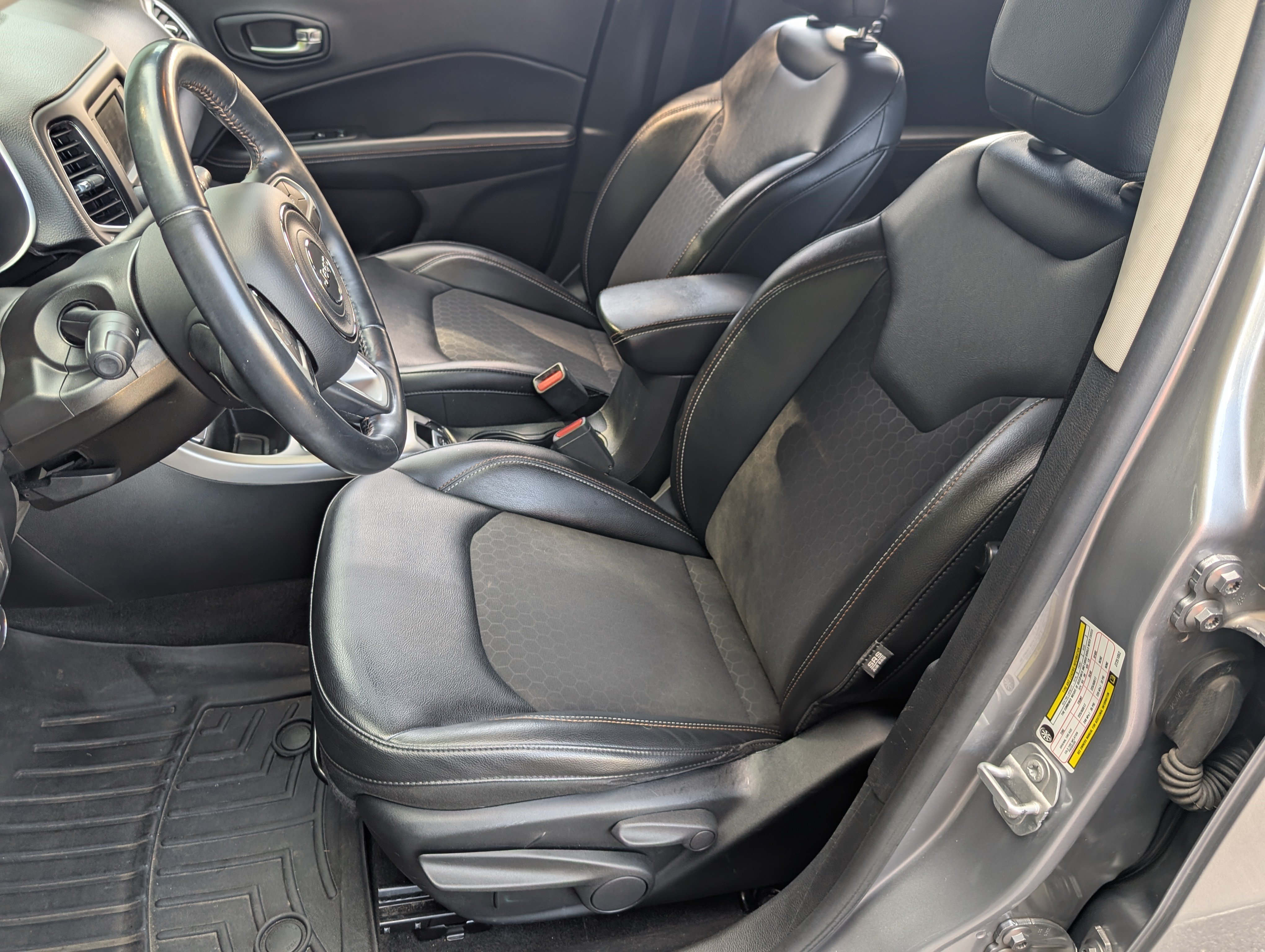 Used 2018 Jeep Compass Latitude FWD image 16