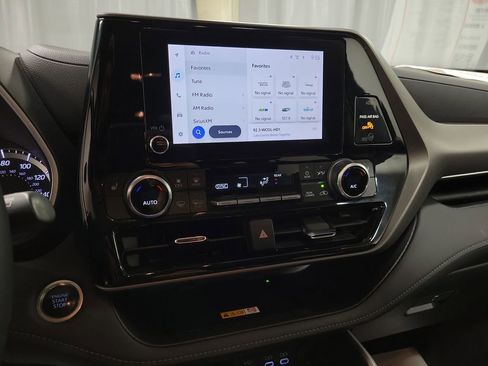 Used 2024 Toyota Highlander XLE image 14