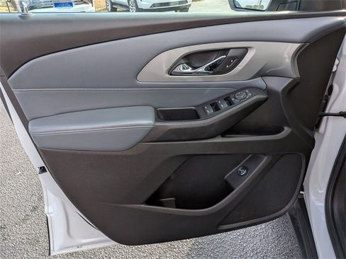 Used 2021 Chevrolet Traverse LT image 12