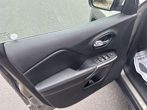 Used 2021 Jeep Cherokee Latitude Lux w/ Comfort/Convenience Group image 22