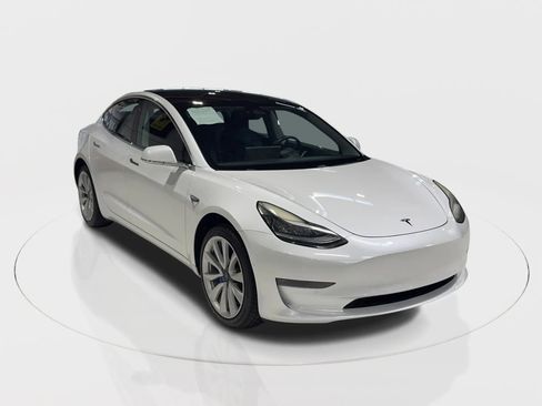 Used 2019 Tesla Model 3 Standard Range image 2
