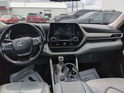 Used 2021 Toyota Highlander XLE AWD/4WD image 12