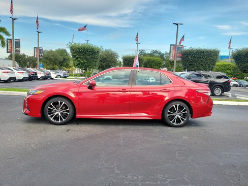 Used 2020 Toyota Camry SE FWD image 7