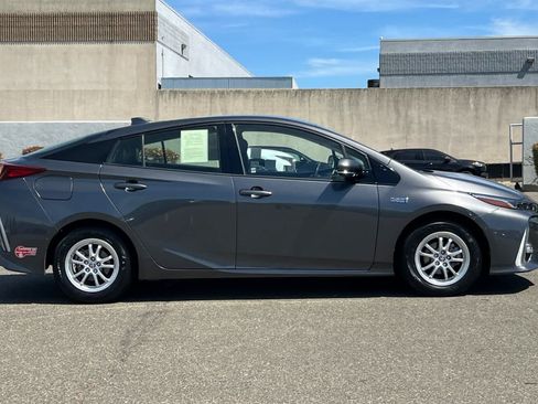 Certified 2017 Toyota Prius Prime Advanced FWD image 6