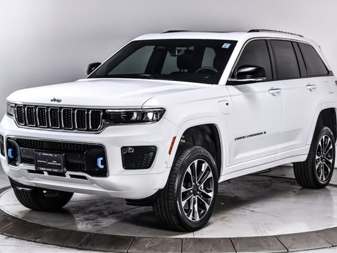 Used 2023 Jeep Grand Cherokee Overland w/ Luxury Tech Group IV AWD/4WD image 2