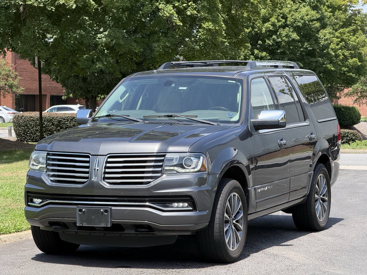 Used 2016 Lincoln Navigator Select RWD image 2