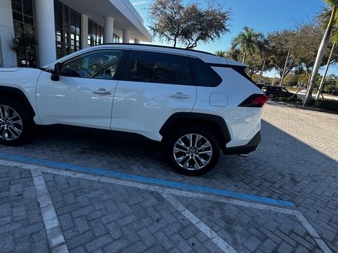 Used 2022 Toyota RAV4 Limited image 8