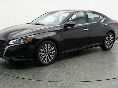 Used 2025 Nissan Altima 2.5 SV image 3