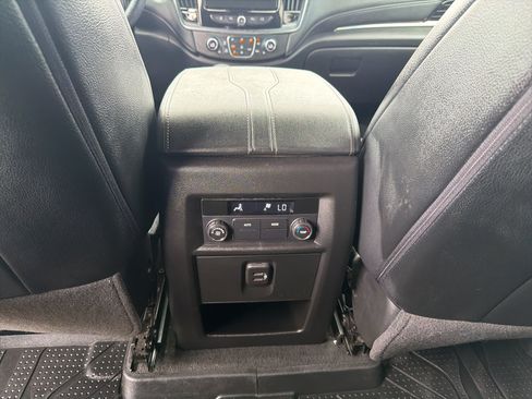 Used 2023 Chevrolet Traverse LT FWD image 16