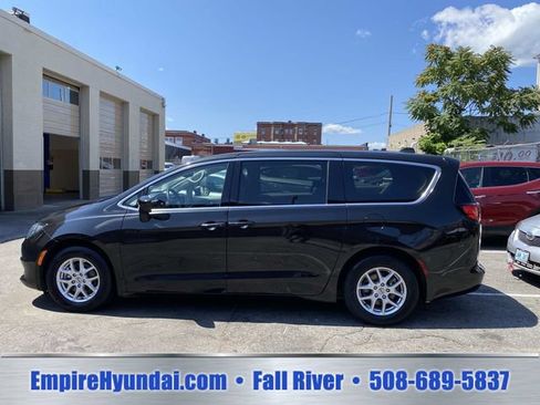 Used 2023 Chrysler Voyager LX FWD image 3