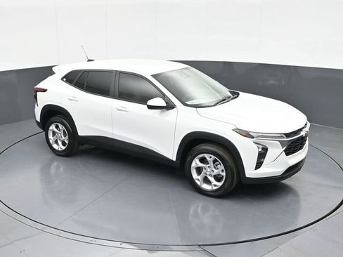 New 2026 Chevrolet Trax LS w/ LS Convenience Package FWD image 59