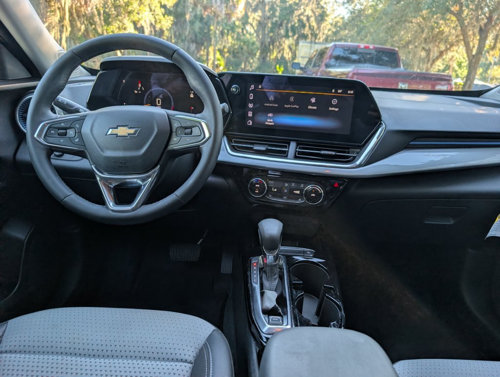 Used 2024 Chevrolet Trax LT w/ Driver Confidence Package FWD image 11