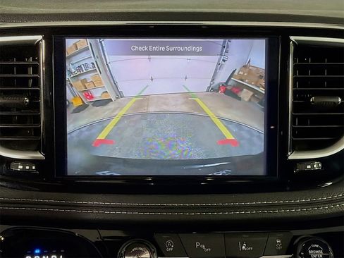 Used 2025 Chrysler Pacifica Limited image 18