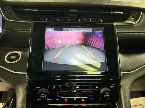 Used 2023 Jeep Grand Cherokee Laredo image 17