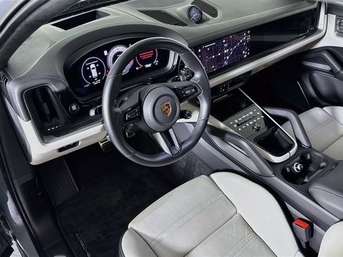 Certified 2024 Porsche Cayenne Turbo AWD/4WD image 4