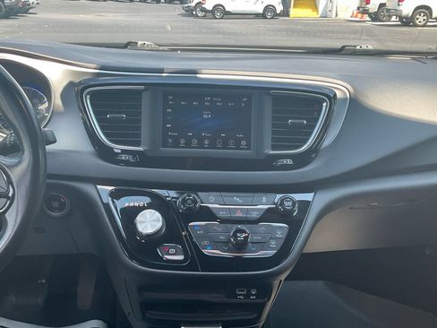 Used 2020 Chrysler Pacifica Touring w/ S Appearance Package FWD image 18